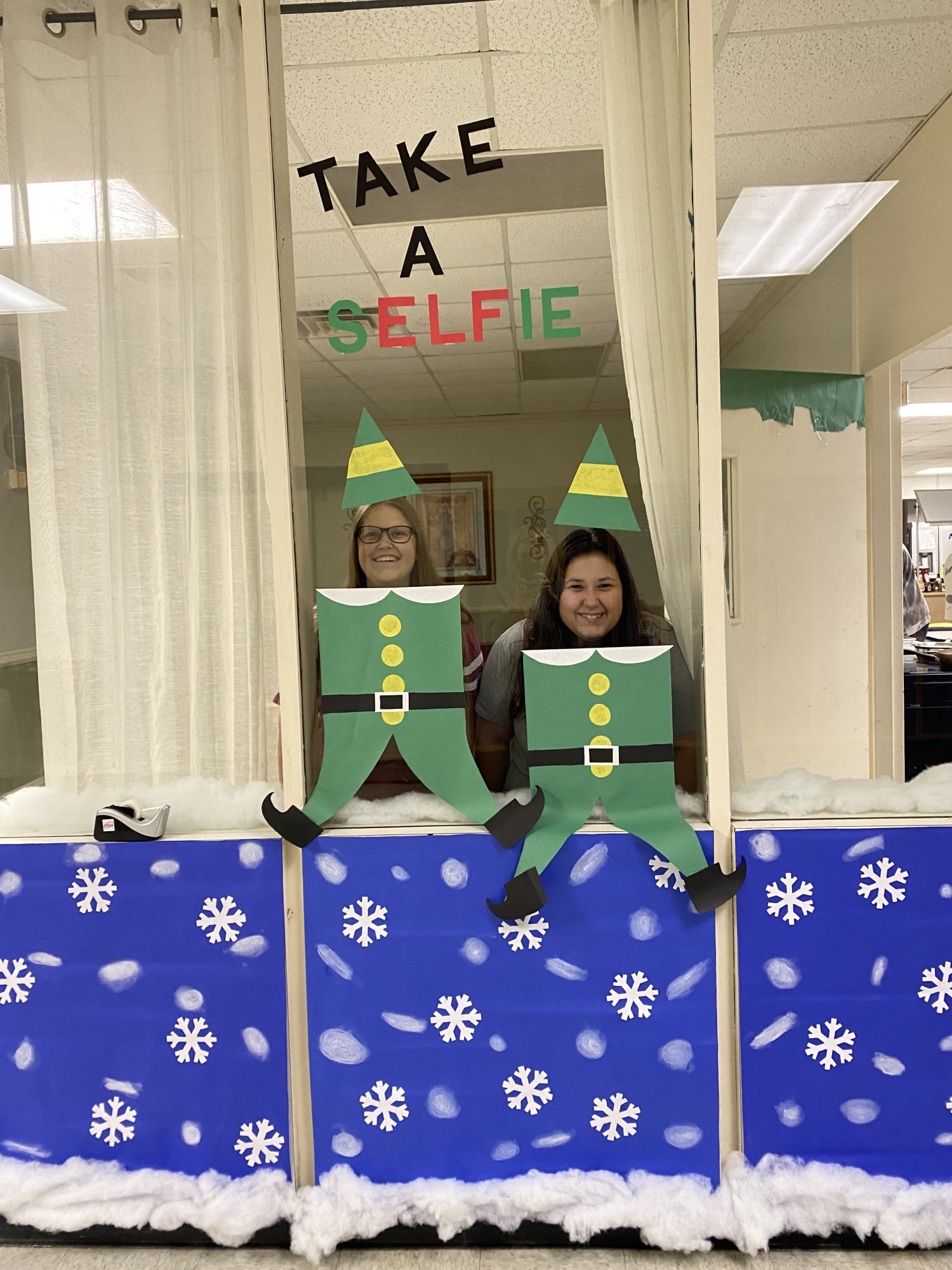 ECHS FCCLA Spreading Christmas Cheer with Selfies